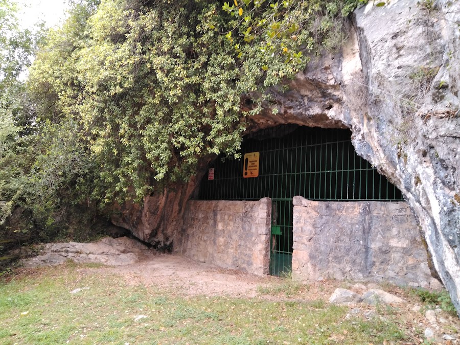 Acceso Cueva Hornos De La Peña